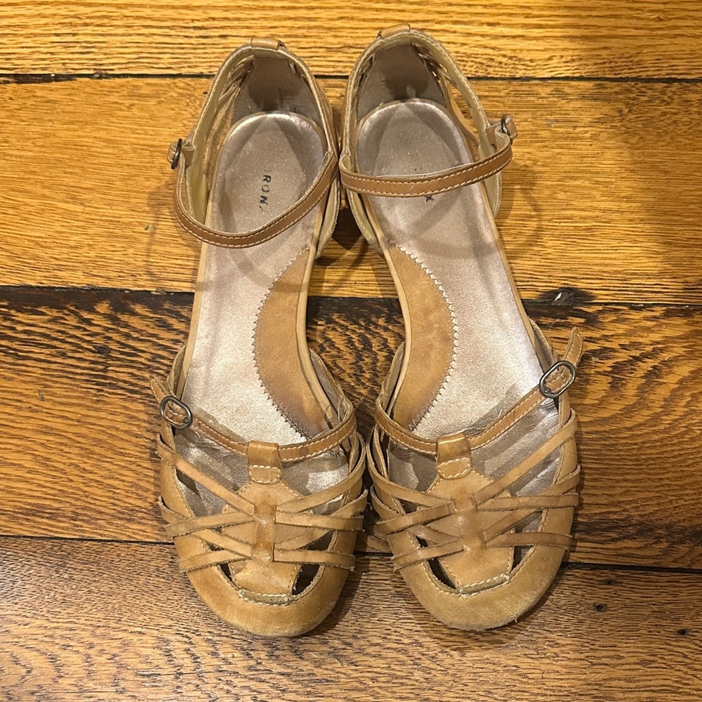 BRONX  SANDAL LORR-I IN TAN WITH ADJUSTABLE STRAP SIZE 9 (40)